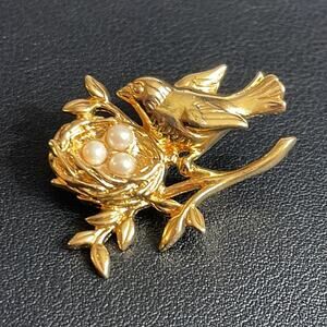 Vintage Bird & Nest Pin‎ with Faux Pearl Eggs in Gold Tone